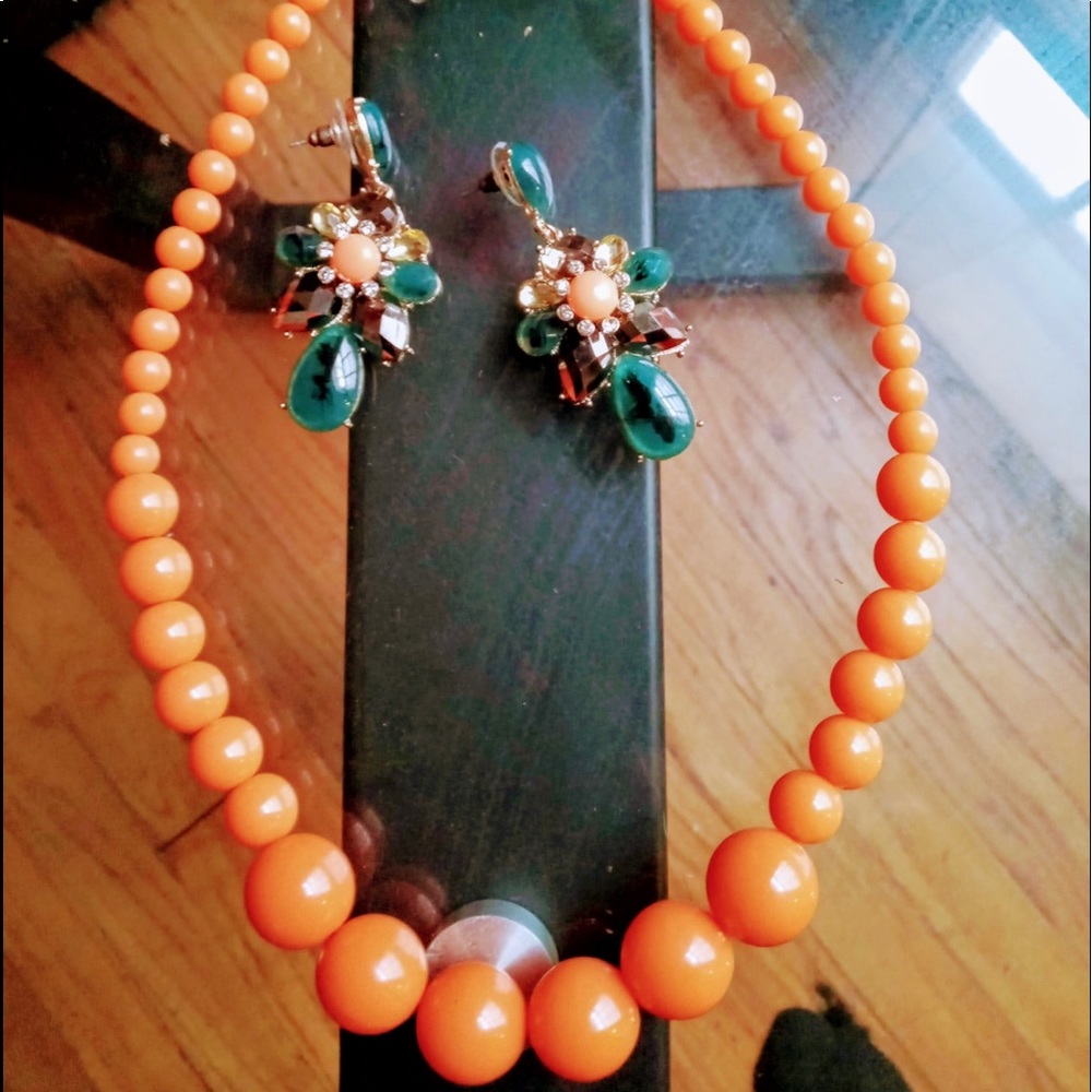 Woman’s necklace set